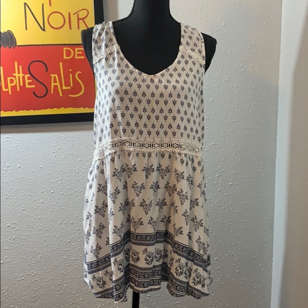 Suzanne Betro White and Blue Tunic Top